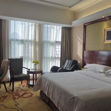 Vienna Hotel Chaozhou Plaza Esterno foto